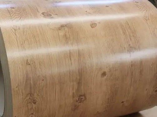 Anpassungsfähige Toleranz ± 1% Holzkorn Vorbemalte Aluminiumspirale für Vorhangwände