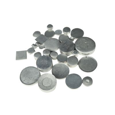 1070 Flachkuppel-Tumbling- und Sandstrahpartikel aus Aluminium mit individuellem Loch